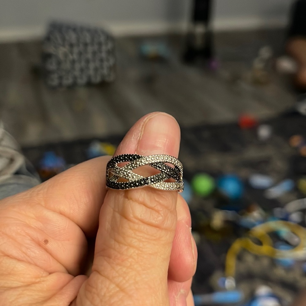 Black/white diamond ring in white gold